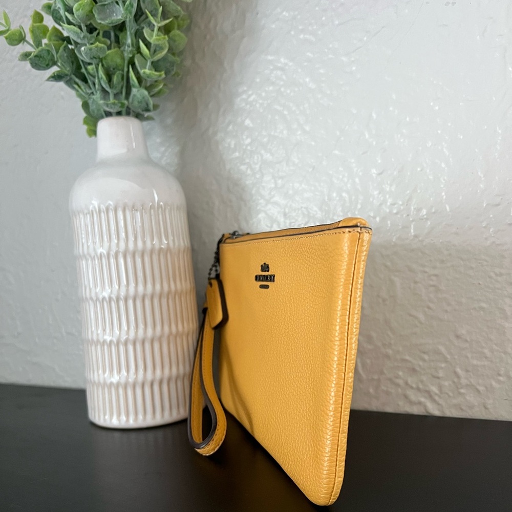 ✨NWOT - Coach Pebbled Leather Small Wristlet in Honeycomb✨ - Picture 6 of 9